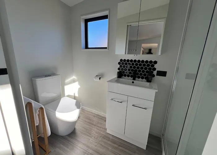 Mountain - Central, Cosy And Cute With Views Ferienhaus Wanaka
