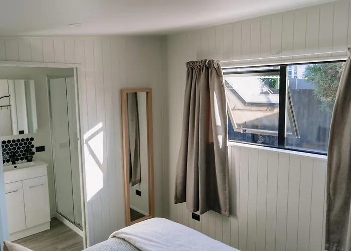 Mountain - Central, Cosy And Cute With Views Ferienhaus
